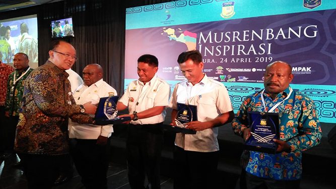 Sekretaris daerah Kabupaten Lanny Jaya, Christian Sohilait saat menerima penghargaan