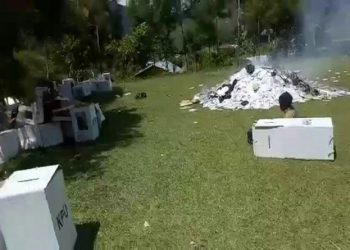 warga membakar kotak suara dan kertas suara di distrik Tingginambut, Kabupaten Puncak Jaya yang lagi viral