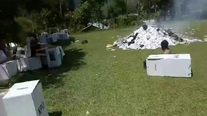 warga membakar kotak suara dan kertas suara di distrik Tingginambut, Kabupaten Puncak Jaya yang lagi viral