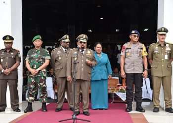 Lukas Enembe, S.IP.,MH di kantor Gubernur Papua