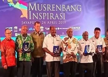 Pemberian penghargaan Papua Bangkit pada saat Musyawarah Perencanaan Pembangunan Rencana Kerja Pemerintah Daerah periode 2018 – 2023 di hotel aston, Kota Jayapura, Rabu (24/4/2019)
