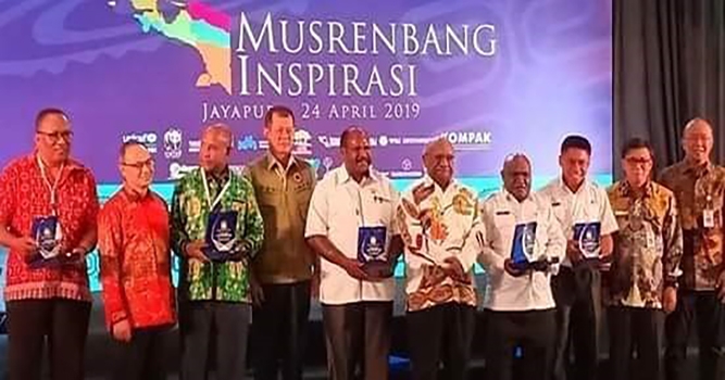 Pemberian penghargaan Papua Bangkit pada saat Musyawarah Perencanaan Pembangunan Rencana Kerja Pemerintah Daerah periode 2018 – 2023 di hotel aston, Kota Jayapura, Rabu (24/4/2019)