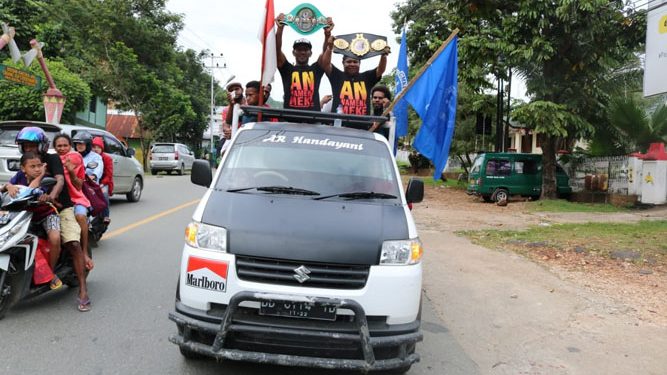 Suasana arak-arakan juara WBC Asia Pasifik Kelas Welter Ringan, 63,5 kg, Geisler Ap di Kota Jayapura, Rabu (3/4/2019). foto: Istimewa