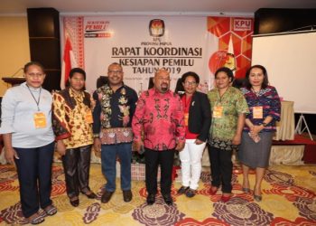 Foto bersama Gubernur Provinsi Papua, Lukas Enembe dan penyelenggara Pemilu, KPU dan Bawaslu