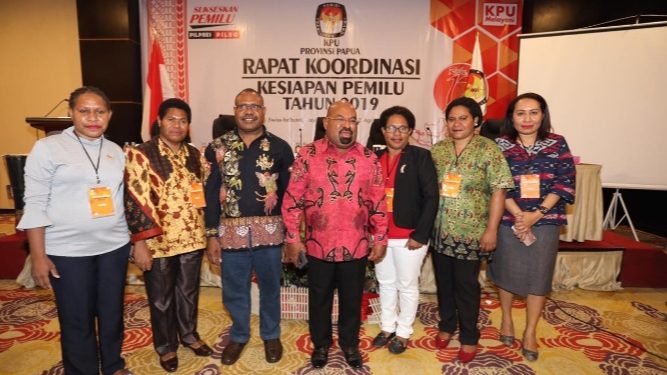 Foto bersama Gubernur Provinsi Papua, Lukas Enembe dan penyelenggara Pemilu, KPU dan Bawaslu