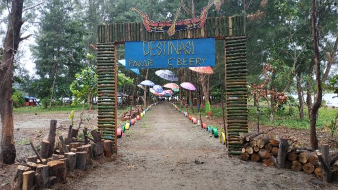 Pintu masuk pantai C'Berry di samping jembatan Hamadi Holtekamp/ RT