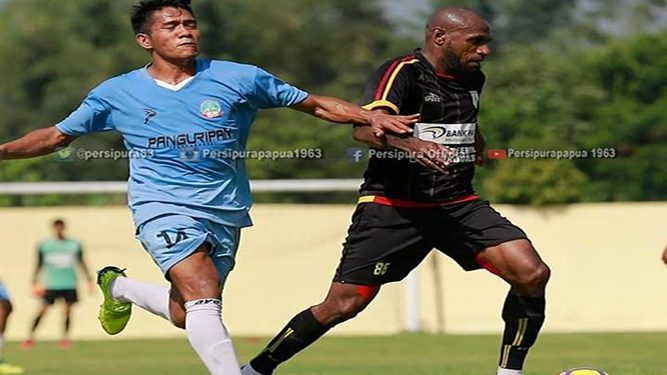 Boaz Solossa dan kawan-kawan mampu melibas tim kasta Liga 3 tersebut dengan skor akhir 4-1, Sabtu (27/04/2019).
