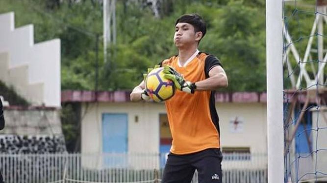 penjaga gawang yang pernah bermain di Persidago Gorontalo Mario Fabio Londok diberikan kesempatan manajemen Persipura mengikuti trial di Stadion Mandala Jayapura.