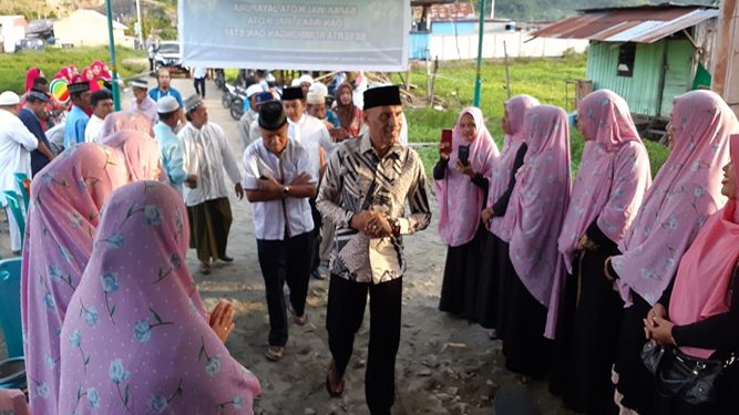 Walikota Jayapura, Benhur Tommy Mano saat melakukan safari ramadhan 1444 hijriah tahun 2019 di Musolah Al - Rahman Yoka. Senin ( 13 Mei 2019 )