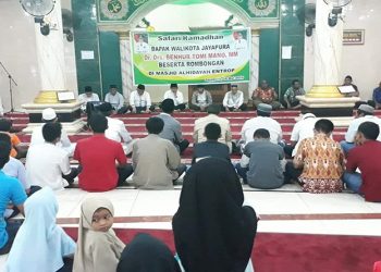 Pemerintah Kota Jayapura saat safari Ramadhan bersama jamaah Masjid Alhidayah Entrop, Distrik Jayapura Selatan, Kota Jayapura, Jumat (10/5/2019)