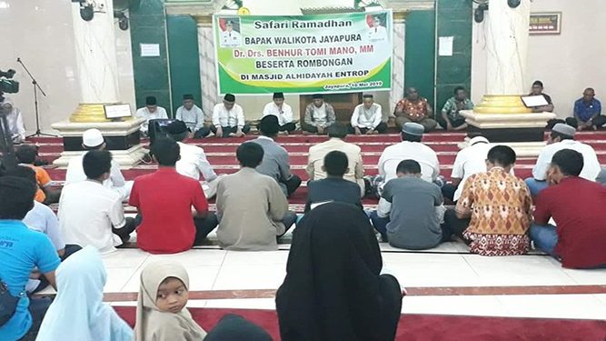 Pemerintah Kota Jayapura saat safari Ramadhan bersama jamaah Masjid Alhidayah Entrop, Distrik Jayapura Selatan, Kota Jayapura, Jumat (10/5/2019)