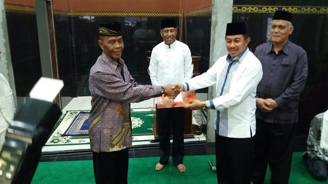 pemerintah Kota Jayapura saat menyerahkan bantuan