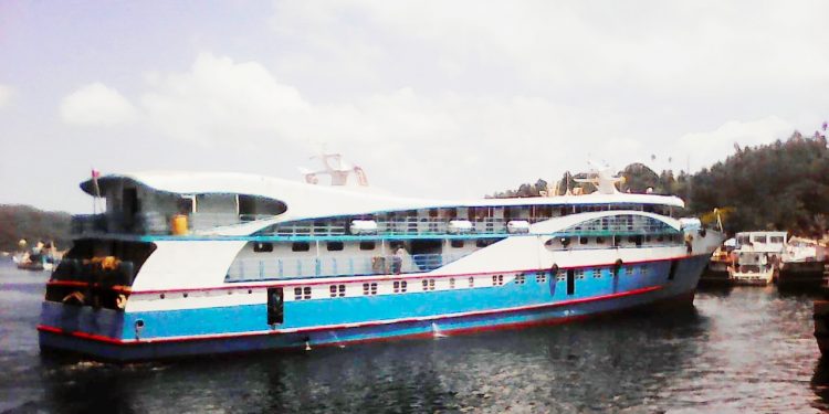 Kapal Fajar Indah 2 sedang berlabuh didermaga sorong setelah turun docking tahunan Dan sudah tidak lagi melayani masyrakat Mambramo raya