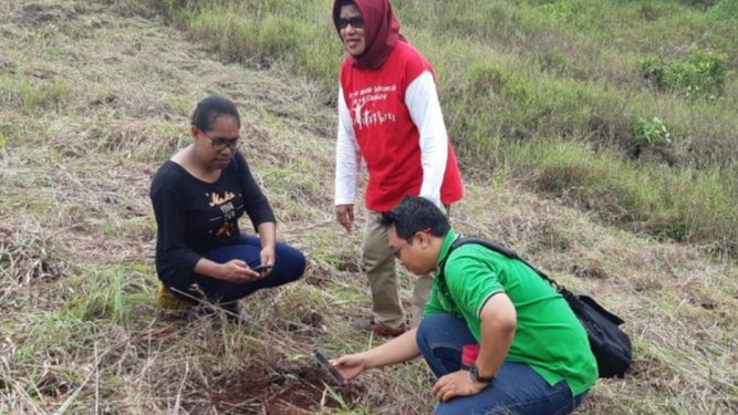 Kepala DLHK Kota Jayapura saat melihat proses Fogging