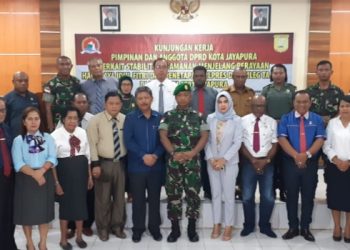 Pimpinan dan Anggota DPRD Kota Jayapura melakukan kunjungan kerja ke markas Kodim 1701 Jayapura. Senin (13 Mei 2019).