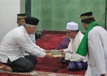 Penyerahan Alquran kepada pengurus masjid Khai Babul Abepura, Kota Jayapura