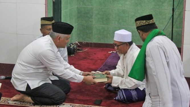 Penyerahan Alquran kepada pengurus masjid Khai Babul Abepura, Kota Jayapura