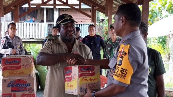 Kapolres Mamberamo Raya memberikan sembako kepada masyarakat usai memberikan pengarahan stop miras dan judi.