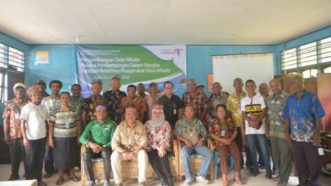 Foto bersama usai Bimtek bersama warga kampung Tablasupa, Distrik Depapre, kabupaten Jayapura