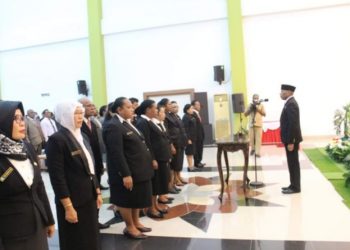 Walikota Jayapura, Benhur Tommy Mano saat melantik 21 pejabat fungsional Pemerintah Kota Jayapura