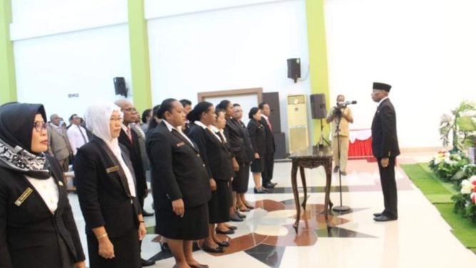Walikota Jayapura, Benhur Tommy Mano saat melantik 21 pejabat fungsional Pemerintah Kota Jayapura