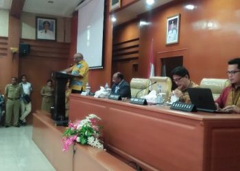 Wakil Gubernur Papua saat pimpin rapat koordinasi dan evakuasi program pemberantasan korupsi