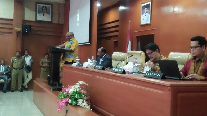 Wakil Gubernur Papua saat pimpin rapat koordinasi dan evakuasi program pemberantasan korupsi