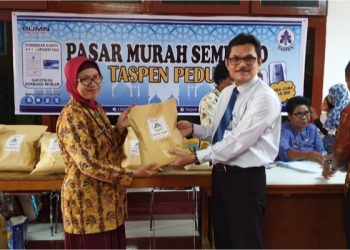 Kepala TASPEN Jayapura serahkan paket sembako murah