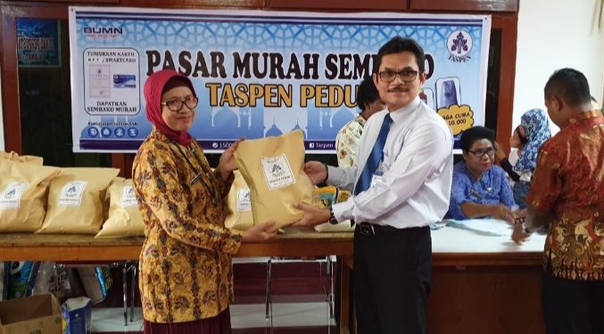 Kepala TASPEN Jayapura serahkan paket sembako murah