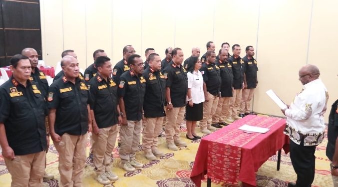 Wakil Gubernur Papua, Klemen Tinal saat melantik dan mengukuhkan Forum Sekertaris Daerah se-kabupaten/ Kota Provinsi Papua