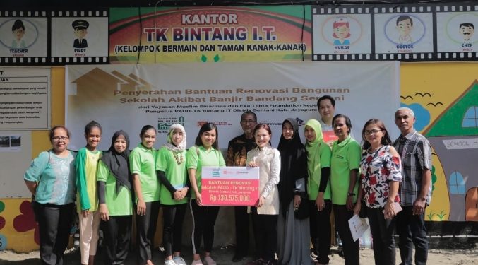 penyerahan secara simbolik kepada Kepala Sekolah TK Bintang