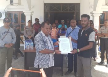 Aksi pendemo ditanggapi langsung oleh Bupati Mamberamo Raya, Dorinus Dasinapa