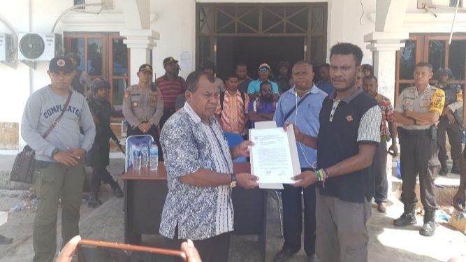 Aksi pendemo ditanggapi langsung oleh Bupati Mamberamo Raya, Dorinus Dasinapa