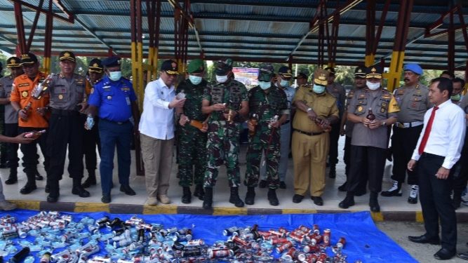 Forkopimda Papua Musnahkan Miras Ilegal dan Kadaluarsa