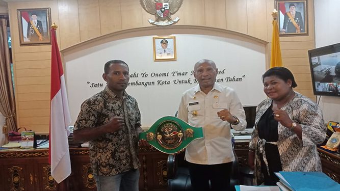 Petinju Geisler Ap didampingi istri ketika diterima Wali Kota Jayapura, Dr Benhur Tommy Mano,MM