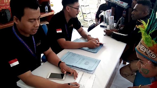 Petugas Imigrasi Jayapura saat menjelaskan Pas Lintas Batas kepada pengunjung di Festival Crossborder Skouw