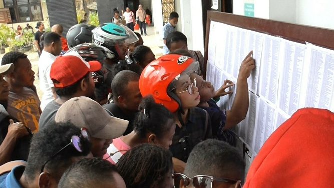 Pencaker Padati Kantor BKD Kota Jayapura Cek Hasil Seleksi