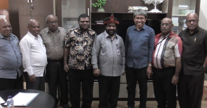 Lenis Kogoya Datang Cek Berkas 12.447 Honorer di Papua
