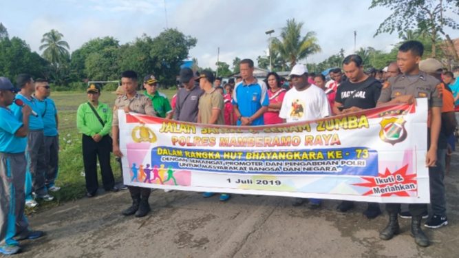 HUT Bhayangkara ke-73, Polres Mambramo Raya Gelar Jalan Sehat dan Senam Zumba