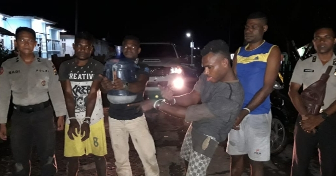 Nekat Miras, 4 Pemuda Mambramo ditangkap Tengah Konsumsi Fermipan