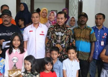 PMI Kota Serahkan Bantuan ke Korban Kebakaran Gajah Putih