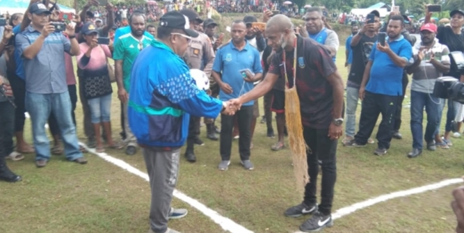Buka Piala Bupati Mambra Cup 1, Boas Salossa Minta Pemain Junjung Tinggi Sportivitas
