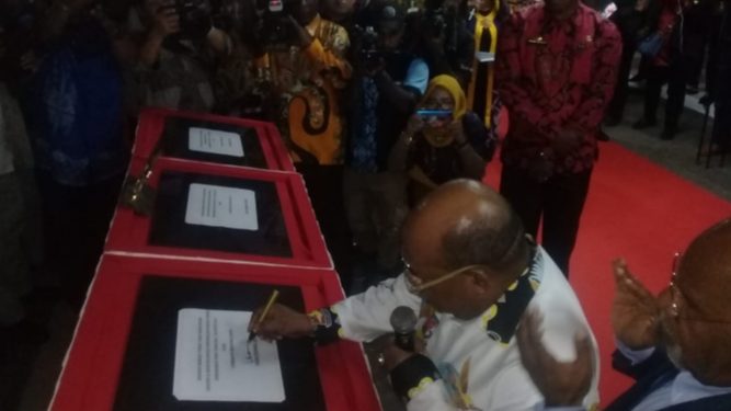 Gubernur Papua Resmikan Gedung DPRP II dan Luncurkan Logo dan Maskot PON XX