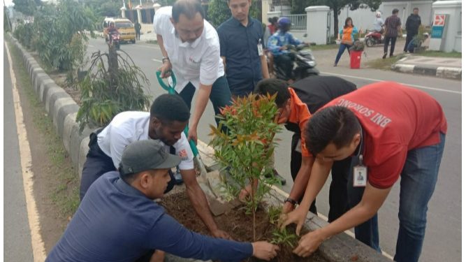 BNI Gelar Kegiatan Penanaman Pohon, Pengecatan Pembatas Jalan & Trotoar untuk Pemulihan Daerah Sorong