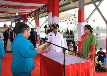 Yulce Enembe Resmi Lantik Ketua PKK Kabupaten Mimika