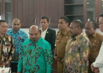 Gubernur Papua Terima Hasil Pemilu Legsilatif Dari KPU Provinsi