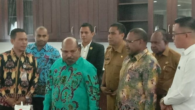 Gubernur Papua Terima Hasil Pemilu Legsilatif Dari KPU Provinsi