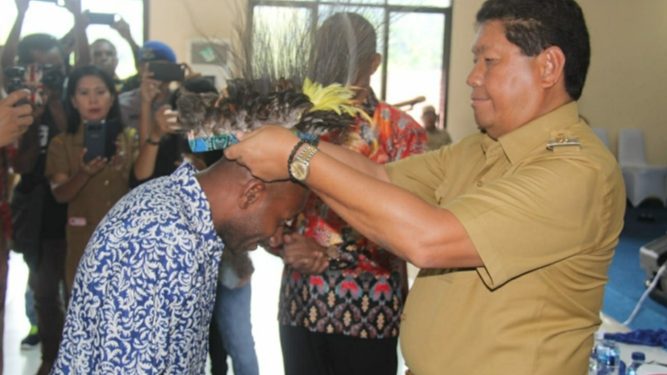 Bupati Tony Tesar Lantik Pengurus GENPI Yapen Secara Resmi