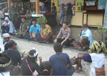 Sekelompok Massa Mendatangi Polres Yapen Untuk Menanyakan Isu Yang Beredar