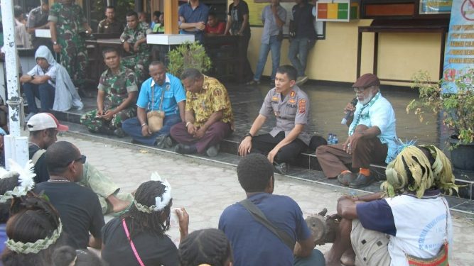 Sekelompok Massa Mendatangi Polres Yapen Untuk Menanyakan Isu Yang Beredar